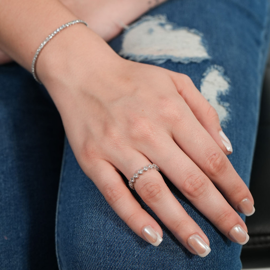 Anillo Eternity Zigzag en Plata 925 – Brilla en cada ángulo