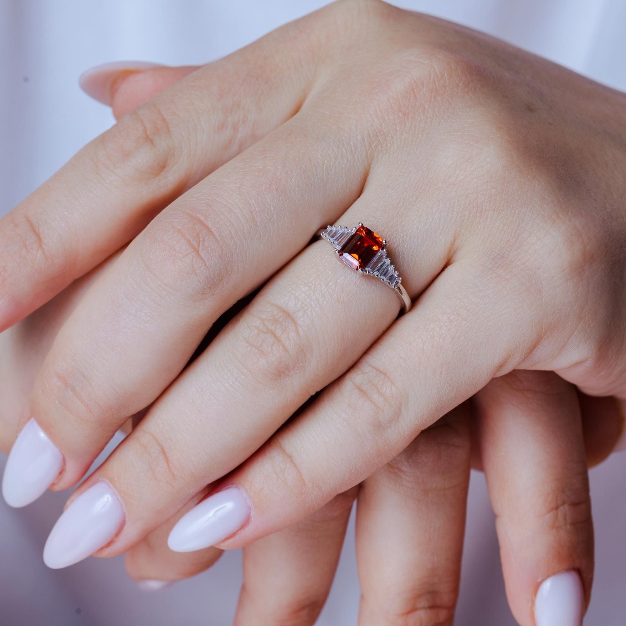 Anillo Cuadrado con Circonitas Transparentes y Rojas en Plata 925 – Declaración audaz