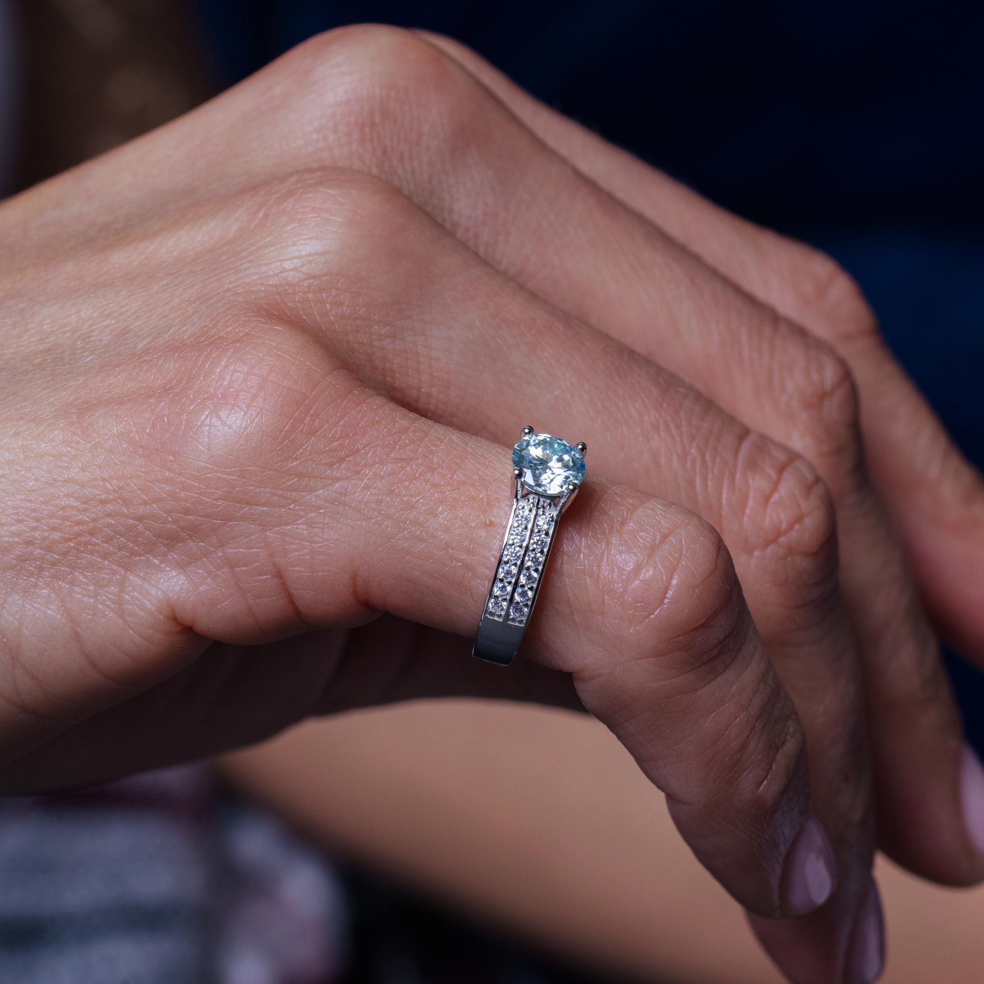 Anillo de Compromiso Moissanita Redonda en Plata 925 – Doble hilera