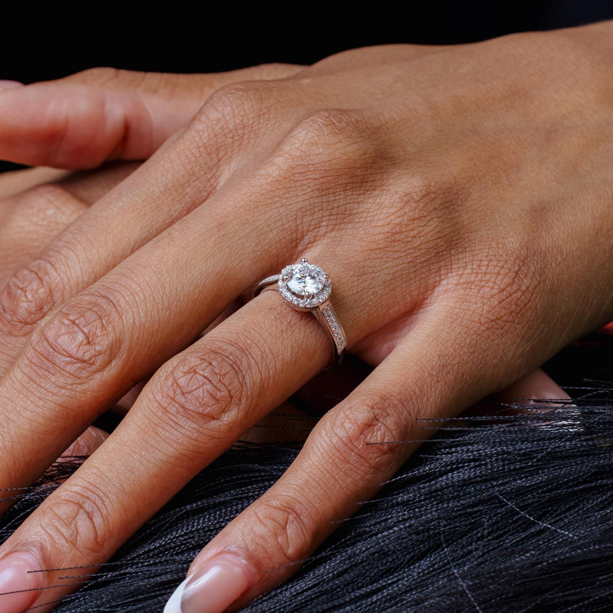 Anillo de Compromiso Moissanita con Halo en Plata 925 – 1 quilate