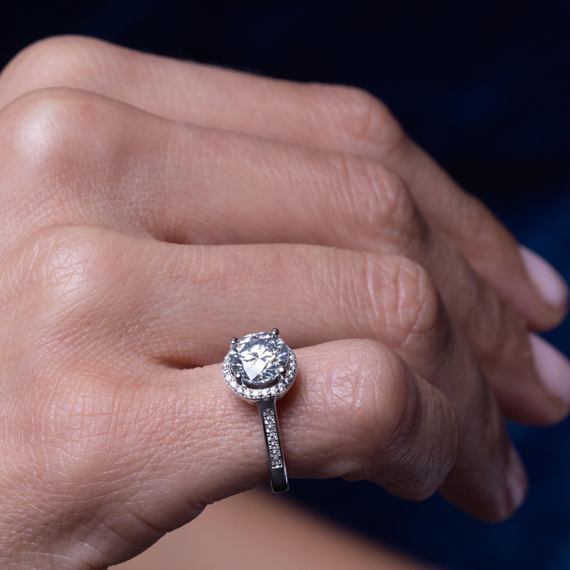 Anillo Halo con Moissanita 2 ct en Plata 925 – Brillo nupcial