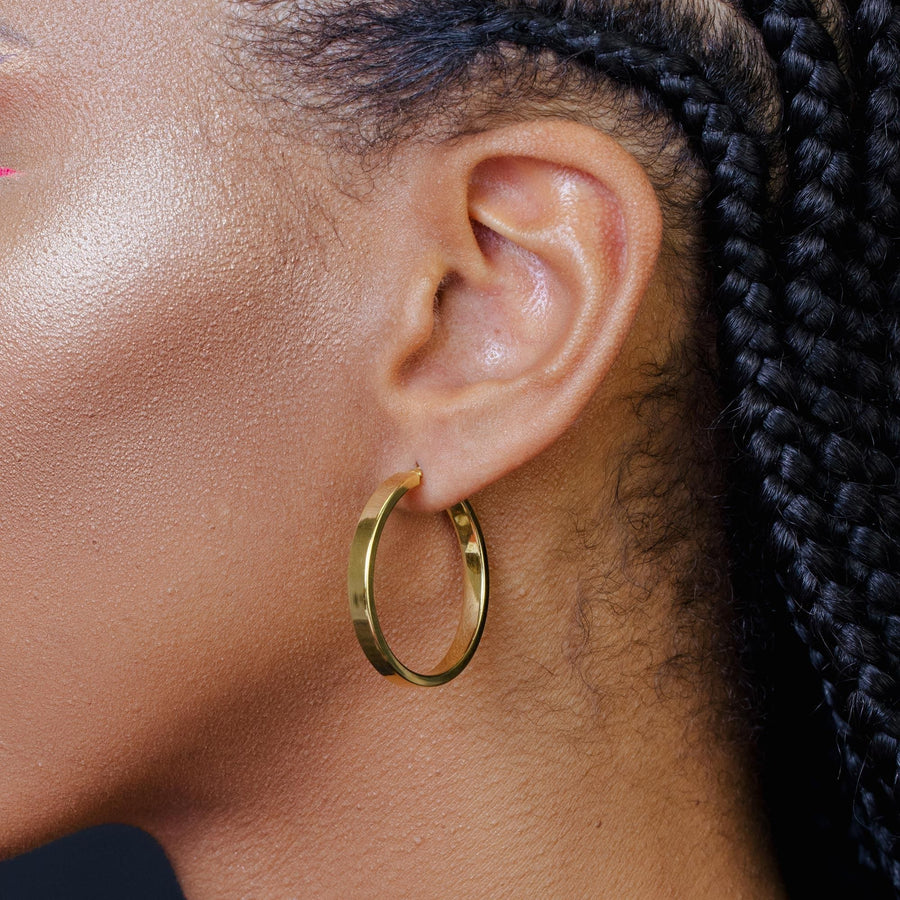 Aretes Aro Plano de 4 mm en Plata 925 – Elegancia versátil