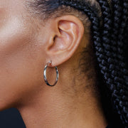 Aretes Aro Media Caña en Plata 925 – Elegancia discreta