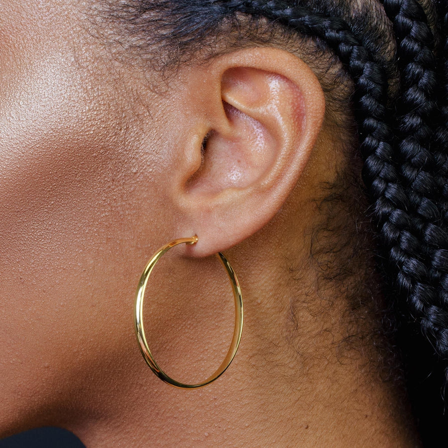 Aretes Aro Media Caña en Plata 925 – Elegancia discreta