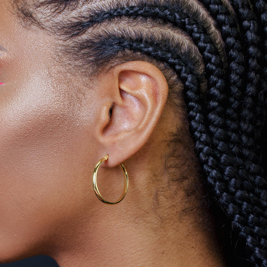 Aretes Aro Media Caña en Plata 925 – Elegancia discreta