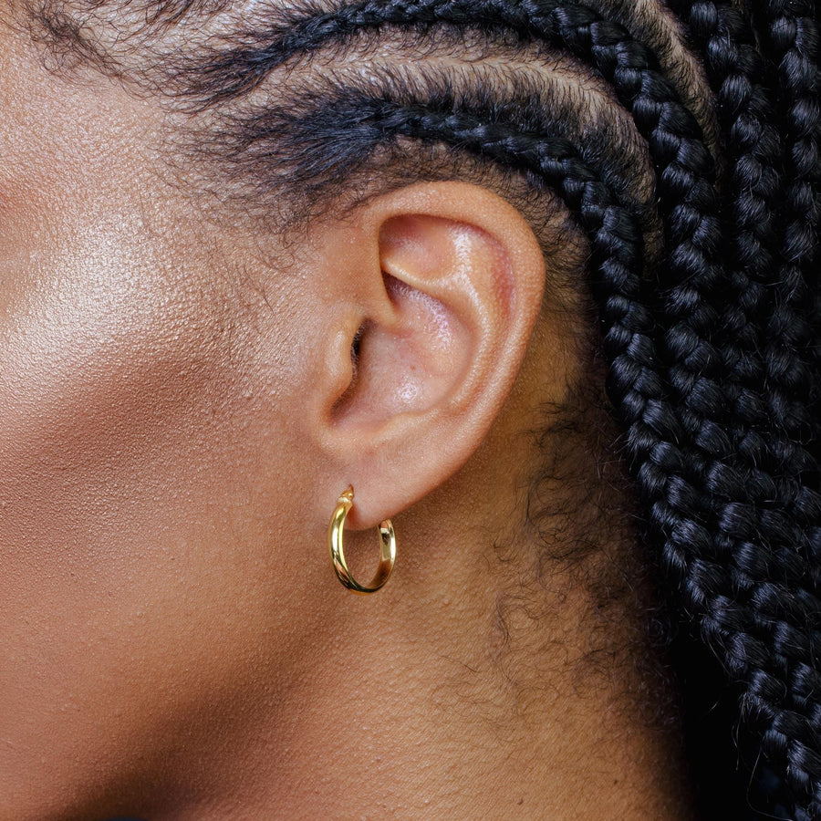 Aretes Aro Media Caña en Plata 925 – Elegancia discreta