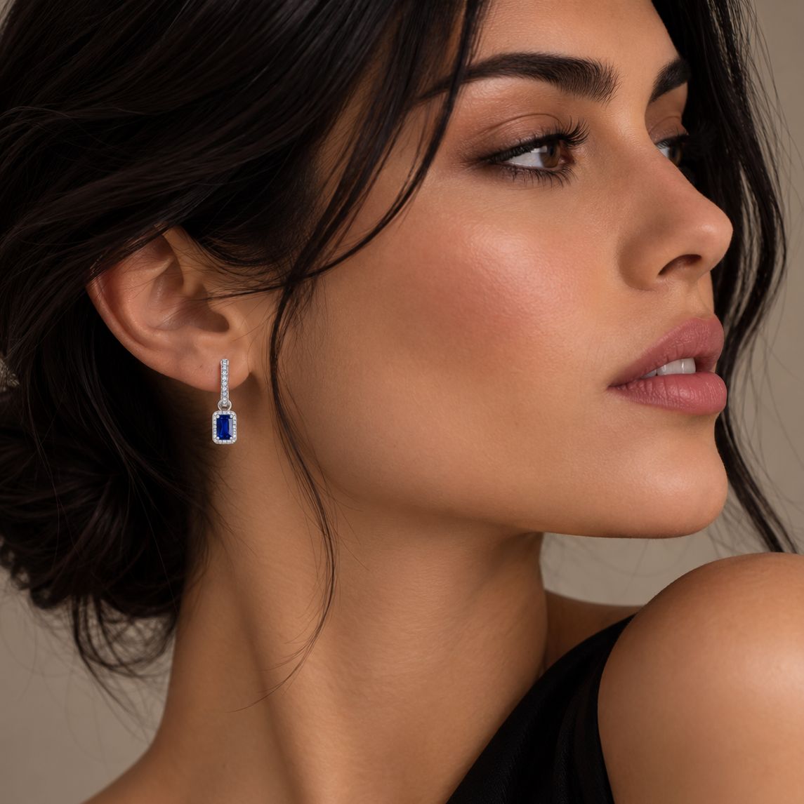 Aretes Huggie Esmeralda con Zirconia en Plata 925 – Brillo colgante