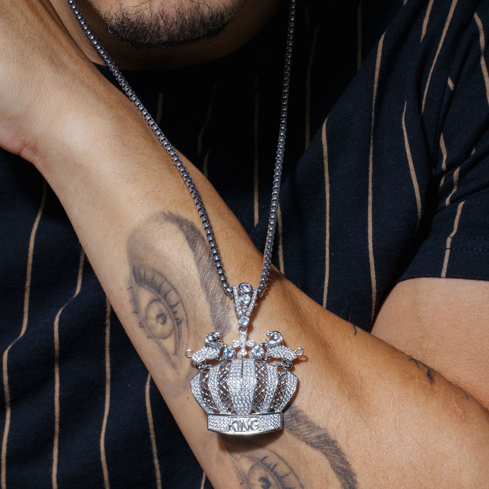 Dije Corona de Rey con Zirconia en Plata 925 – Lujo a tu estilo