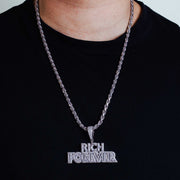 Dije Rich Forever Hip Hop en Plata 925 – Lujo urbano