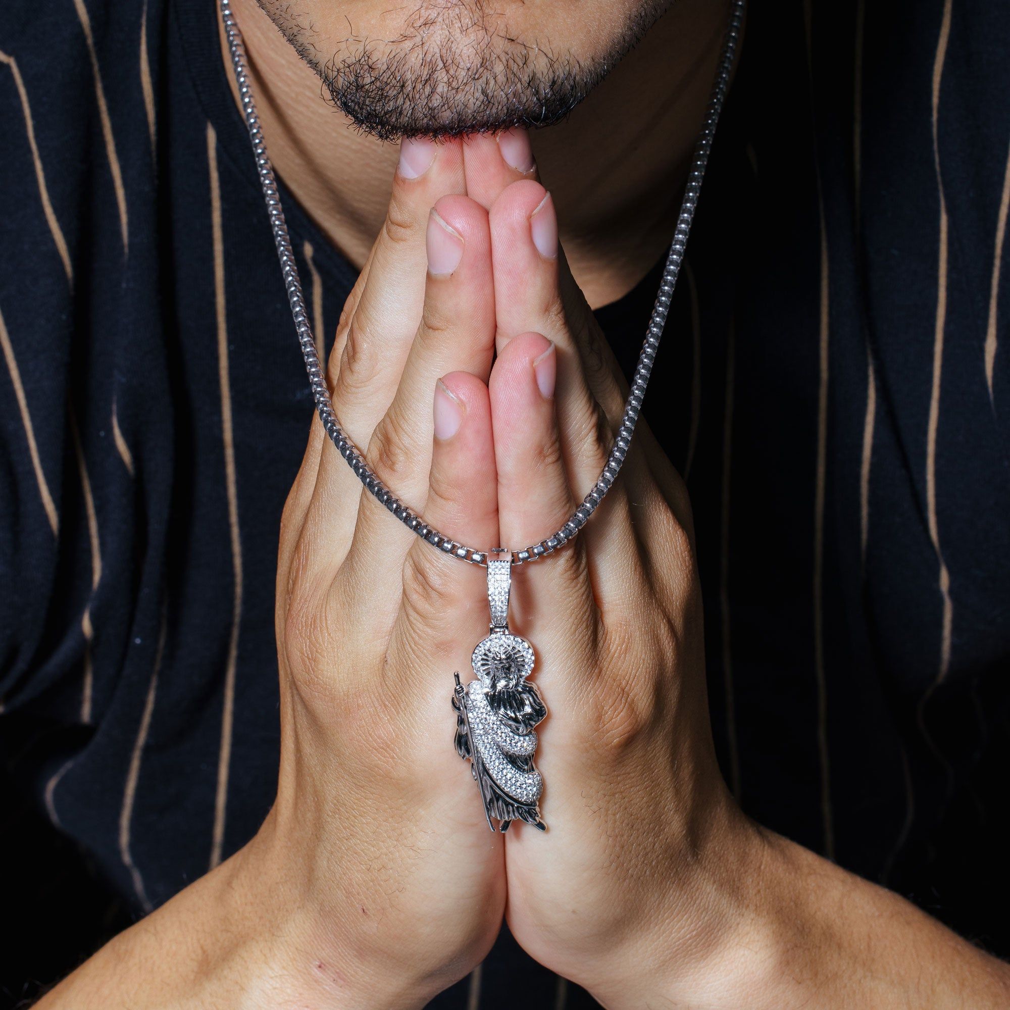 Dije San Judas Hip Hop con Circonitas en Plata 925 – Fuerza y fe