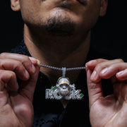 Dije Mono Hip Hop con Circonitas Verdes en Plata 925 – Estilo audaz