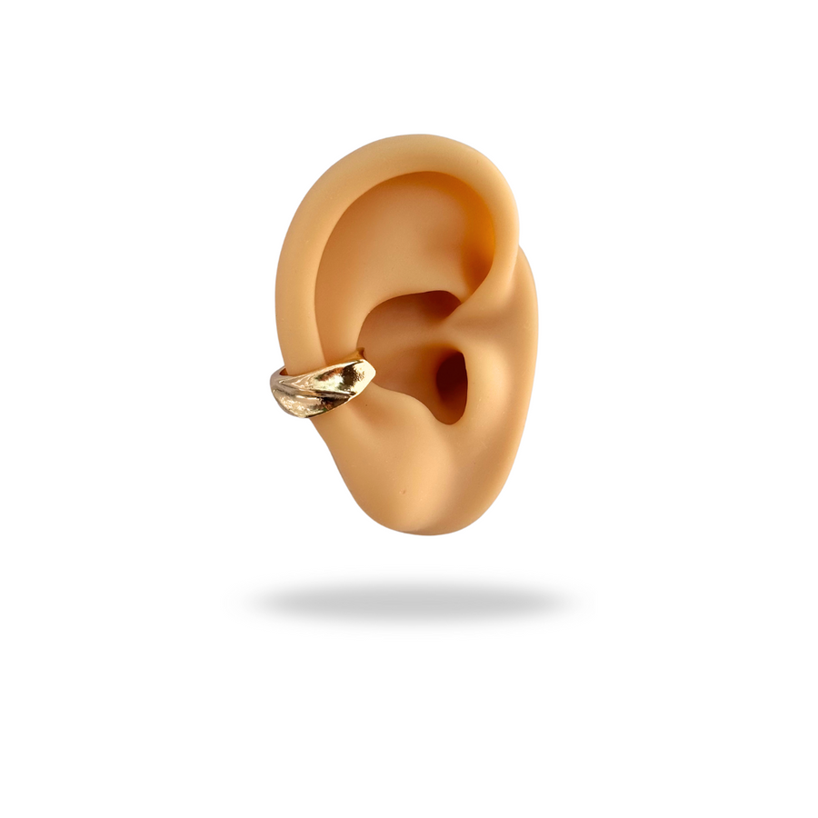 Ear Cuff Dorado con Relieve – Un toque de carácter sin perforaciones