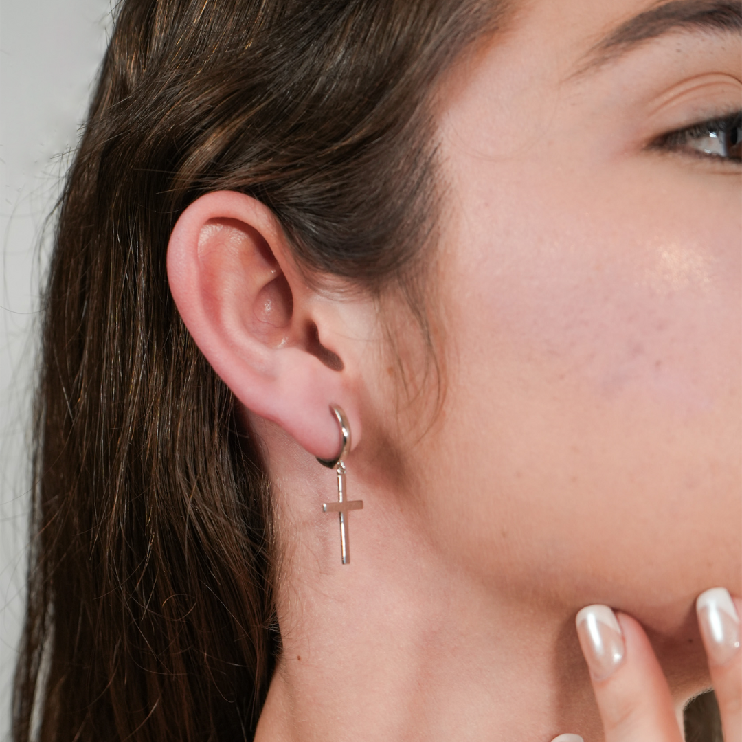 Aretes Cruz Clásica – Fe, Fuerza y Estilo