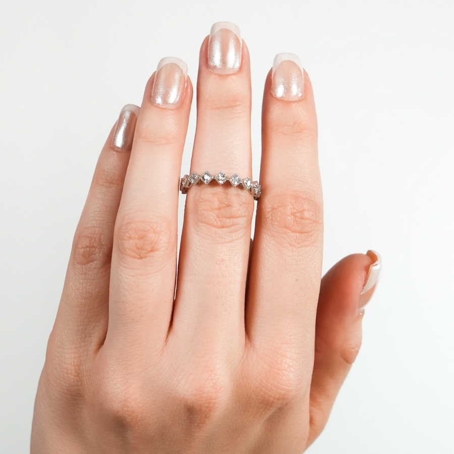 Anillo Eternity Zigzag en Plata 925 – Brilla en cada ángulo