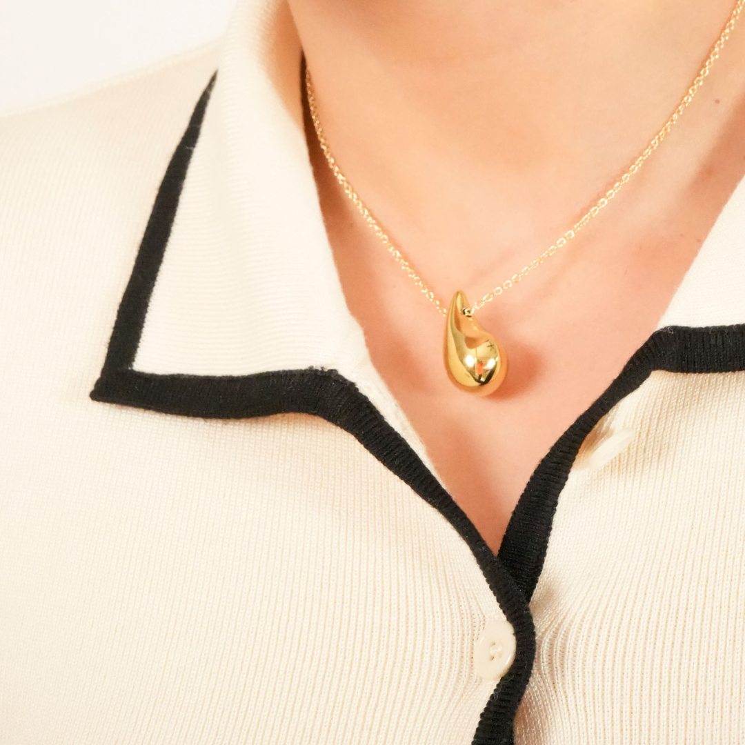 Collar Gota Flameada Dorado – El brillo que nace de tu fuego interior