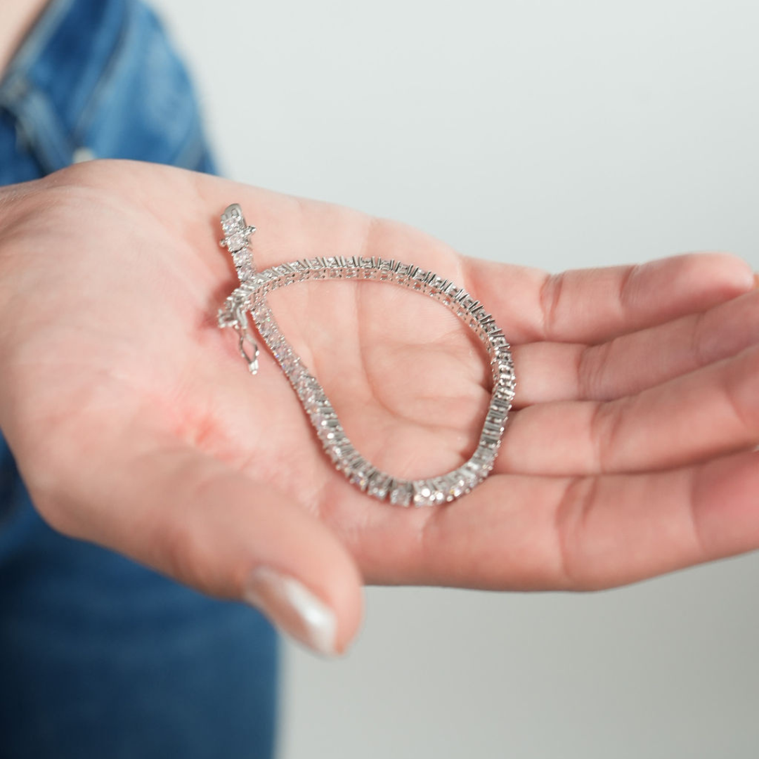 Pulsera tennis de zirconias de 3 mm sostenida en la palma de la mano