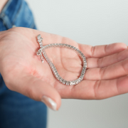 Pulsera tennis de zirconias de 3 mm sostenida en la palma de la mano